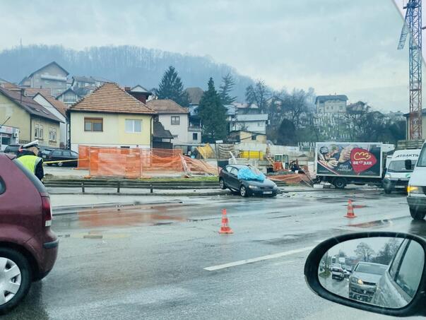 U saobraćajnoj nesreći u Tuzli poginula žena