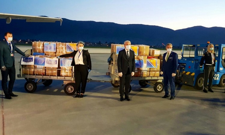 U Sarajevo sletio avion iz Šangaja sa donacijom Violete