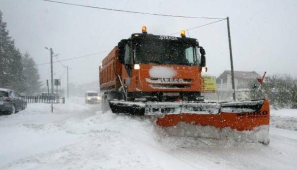 U Sarajevu 49 vozila i 110 radnika čisti snijeg
