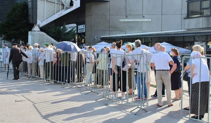 U Sarajevu danas revakcinacija Pfizerom, građani pristižu pred Zetru