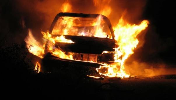 U Sarajevu iza ponoći izgorio automobil