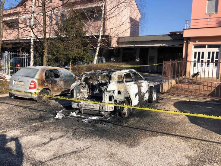 U Sarajevu izgorio Range Rover, oštećena još dva auta
