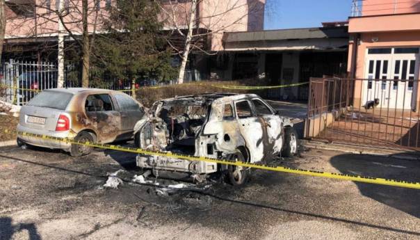 U Sarajevu izgorio Range Rover, oštećena još dva auta