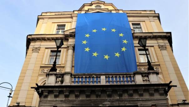 U Sarajevu kod Vječne vatre postavljena velika zastava EU