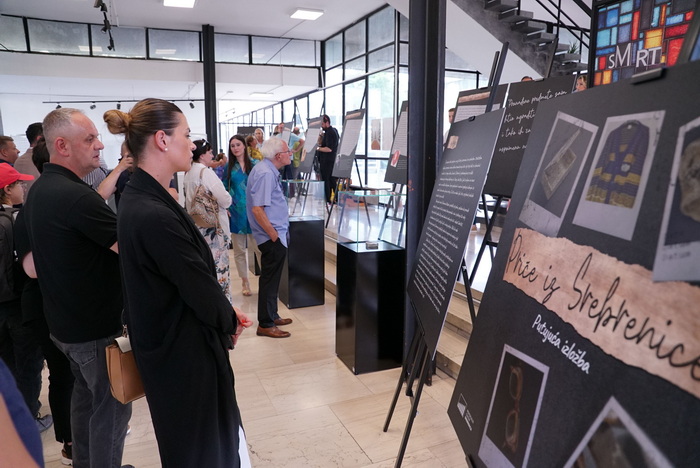 U Sarajevu otvorena potresna izložba 'Priče iz Srebrenice'