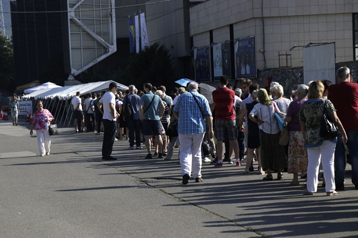 U Sarajevu počela masovna vakcinacija, dugi redovi građana