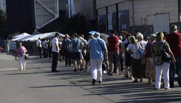 U Sarajevu počela masovna vakcinacija, dugi redovi građana