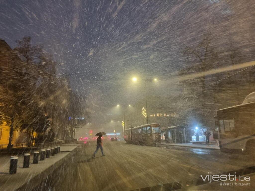 Foto: Snijeg u Sarajevu, udes kod OHR-a
