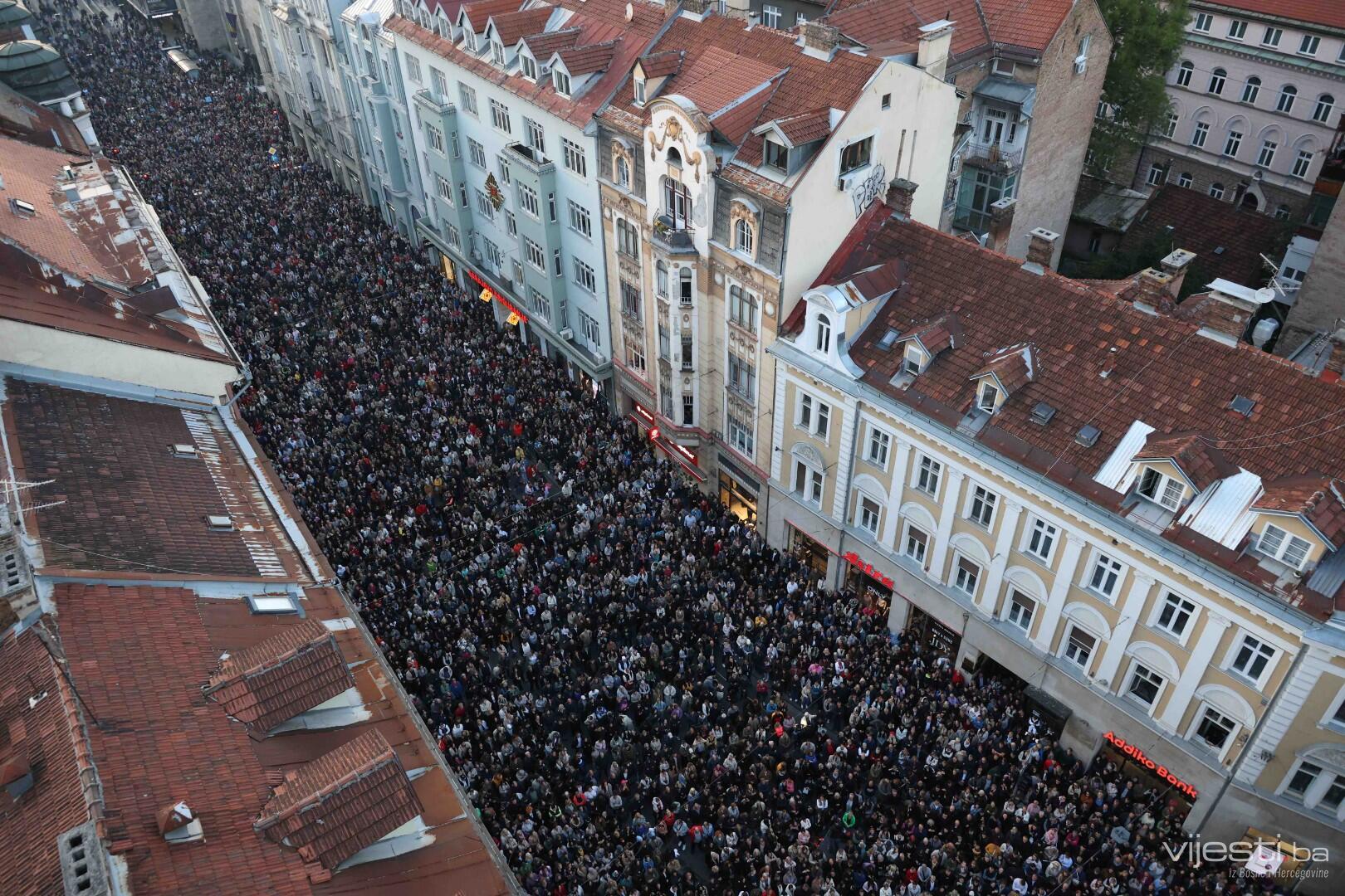 U Sarajevu se na oproštaju od Halida Bešlića okupilo 20 hiljada ljudi