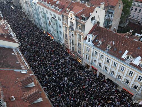 U Sarajevu se na oproštaju od Halida Bešlića okupilo 20 hiljada ljudi