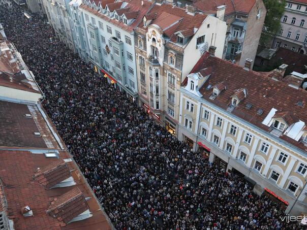 U Sarajevu se na oproštaju od Halida Bešlića okupilo 20 hiljada ljudi