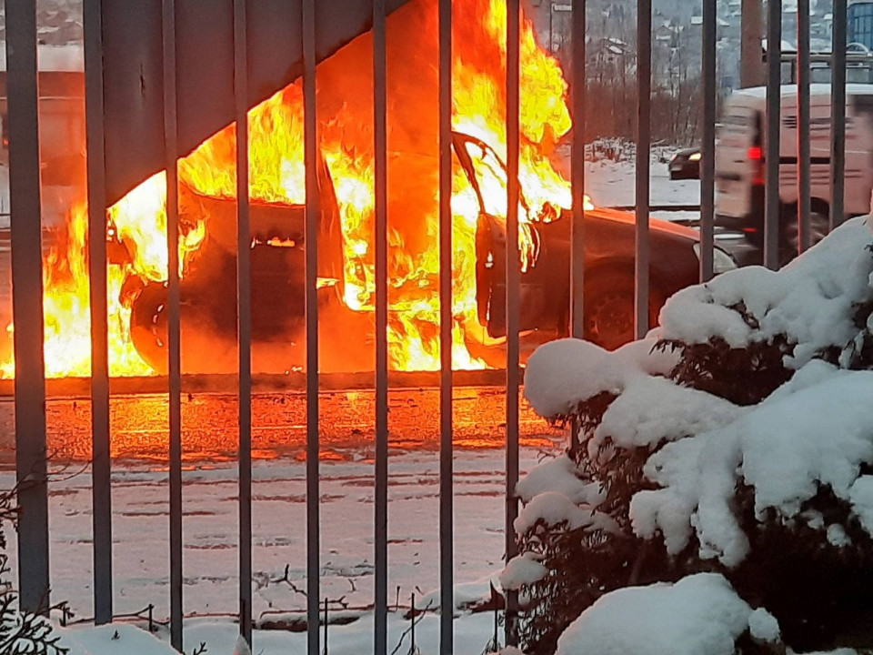 U Sarajevu se zapalio automobil u vožnji