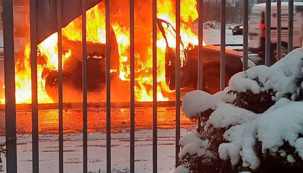 U Sarajevu se zapalio automobil u vožnji