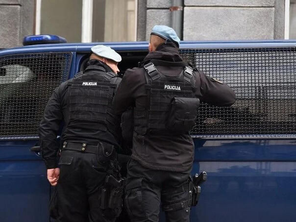 U Sarajevu uhapšen 42-godišnjak, zaplijenjeni narkotici, novac i oružje