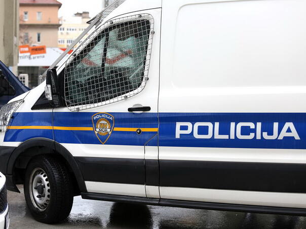 U Šibeniku nožem ubijen mladić, djevojka se bori za život