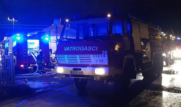 Živinice: U požaru stradala djevojčica, povrijeđen i vatrogasac