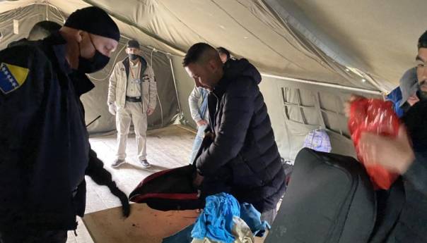 U sklopu operativnih aktivnosti 83 migranta izmještena u kamp Lipa