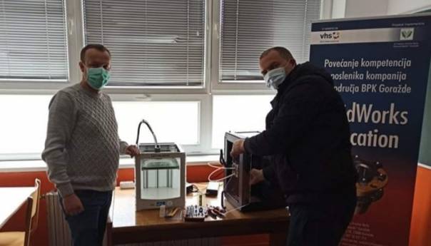 U školi 'Džemal Bijedić' Goražde izrada zaštitnih vizira za Kantonalnu bolnicu