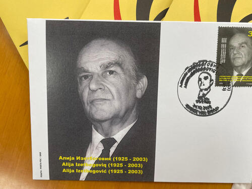 U Skoplju predstavljena poštanska marka s likom Alije Izetbegovića