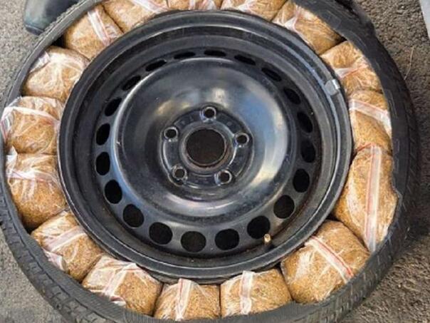 U skrivenim dijelovima auta krio skoro 40 kila duhana