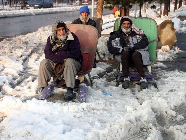 U snježnim mećavama u Afganistanu poginulo devetero djece