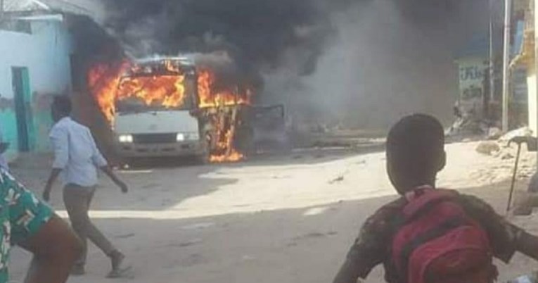 U Somaliji dignut u zrak kombi koji je vozio nogometaše