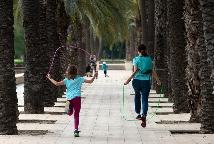 U Španiji djeca izašla na ulice prvi put nakon šest sedmica