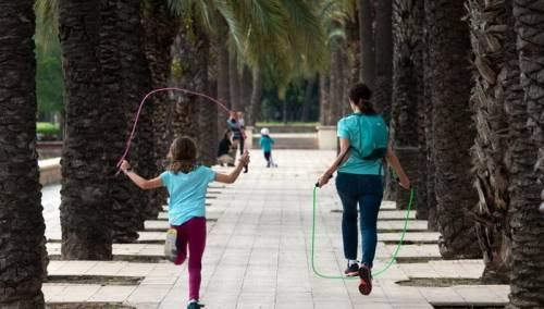 U Španiji djeca izašla na ulice prvi put nakon šest sedmica