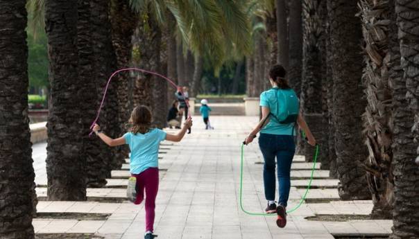 U Španiji djeca izašla na ulice prvi put nakon šest sedmica