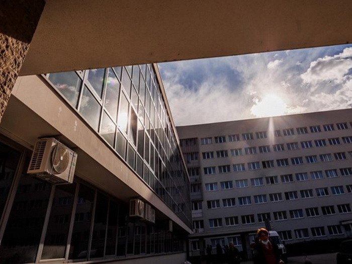 U splitskoj bolnici zbog korone na nekim odjelima ograničeni posjeti