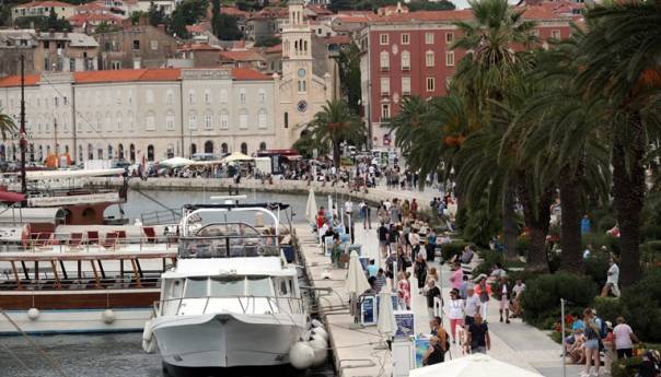 U Splitu za šetnju u kupaćem i uživanje alkohola u javnosti kazne od 150 eura