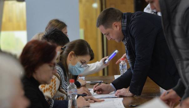 U Srbiji do 14 sati glasovalo 30,4 posto birača