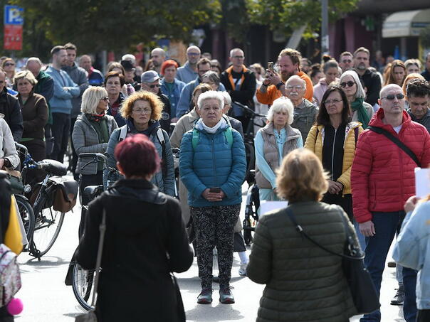 U Srbiji obilježeno 11 mjeseci od pada nadstrešnice: 16 minuta tišine za žrtve
