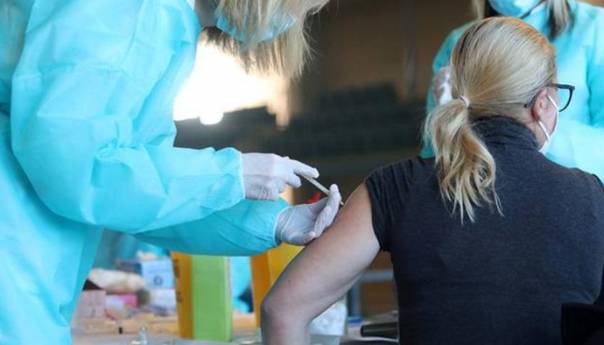 U Srbiji ohrabruju mlade da se cijepe; nude im nagrade i besplatne teretane