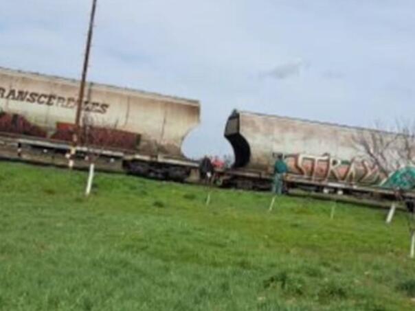 U Srbiji teretni voz iskočio iz šina, saobraćaj obustavljen