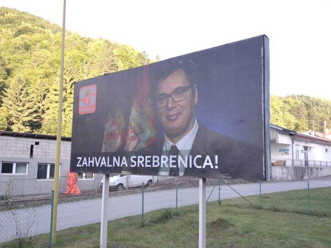 U Srebrenici ponovo postavljen plakat sa likom Aleksandra Vučića