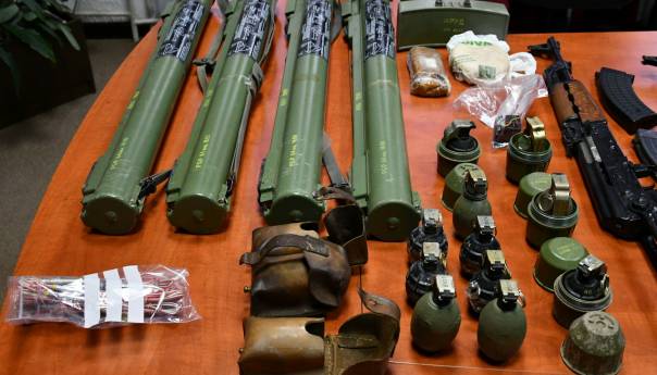 U stanu u sarajevskom naselju Pofalići pronađen arsenal oružja i droga