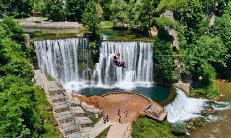 U subotu otvaranje 250 metara dugog zip-linea u Jajcu