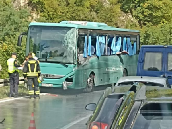 U sudaru autobusa i kamiona povrijeđena dva pripadnika OSBiH