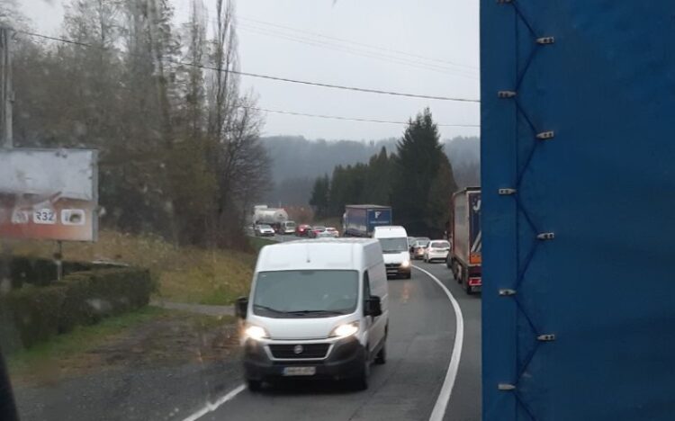 U sudaru cisterne i dva auta poginuo vozač