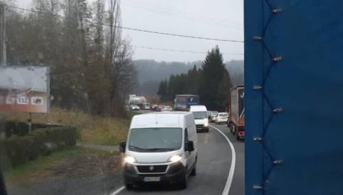 U sudaru cisterne i dva auta poginuo vozač