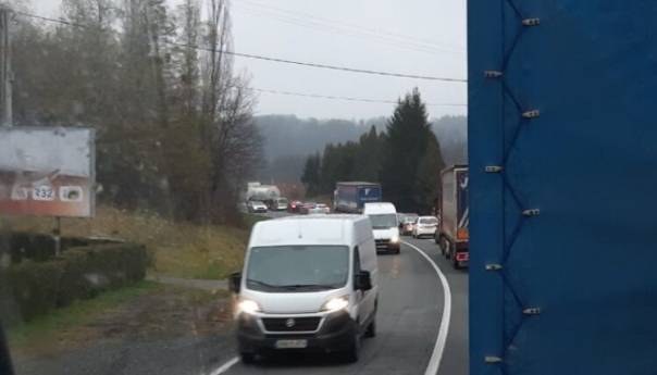 U sudaru cisterne i dva auta poginuo vozač