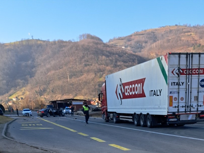 U sudaru kod Topčić Polja dvoje povrijeđenih, saobraćaj obustavljen