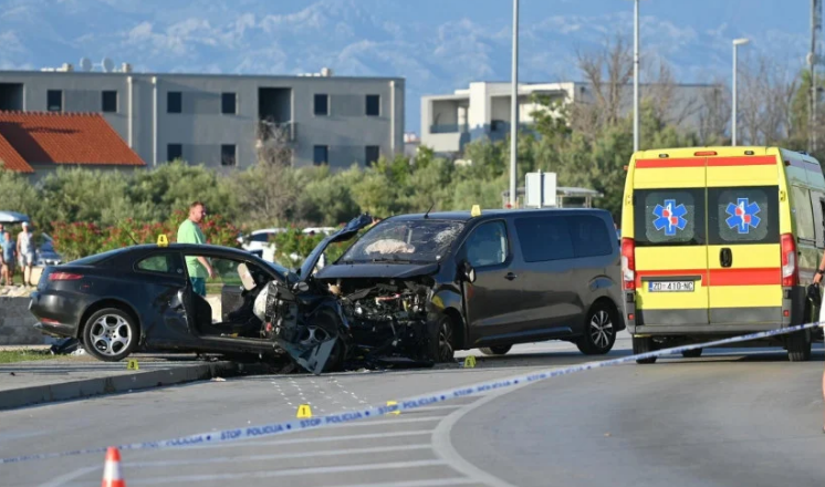 U sudaru kombija i automobila u Hrvatskoj poginula jedna osoba, više ozlijeđenih