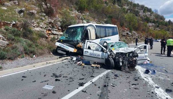 U sudaru poginula jedna osoba, devet povrijeđeno