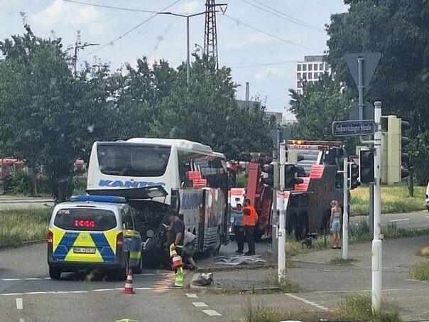U sudaru tramvaja i autobusa kompanije "Kantić" jedna osoba lakše povrijeđena