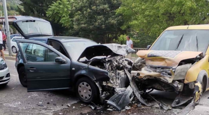 U sudaru tri auta u Mostaru, jedna osoba teže, a druga lakše povrijeđena
