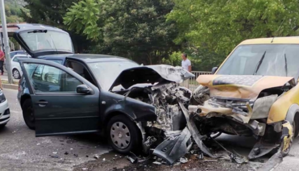 U sudaru tri auta u Mostaru, jedna osoba teže, a druga lakše povrijeđena