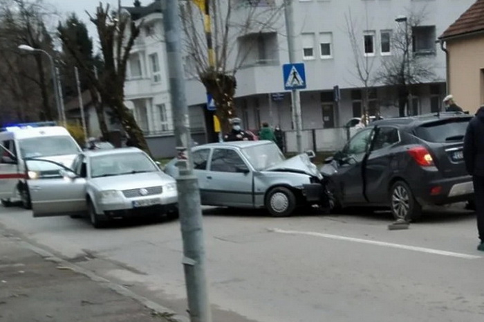 U sudaru tri automobila u Banjoj Luci poginula jedna osoba