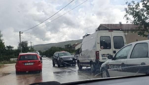 U sudaru tri vozila kod Mostara povrijeđeno više osoba